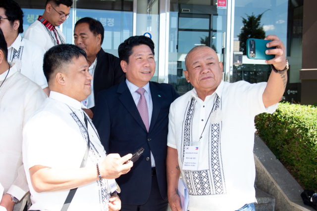 제천시와 외국인 계절근로자 송출 MOU를 체결한 필리핀 베이시의 부시장을 비롯한 방문단이 제천시청 현관에서 김창규 제천시장 등과 기념 촬영을 갖고 있다. 제천시 제공