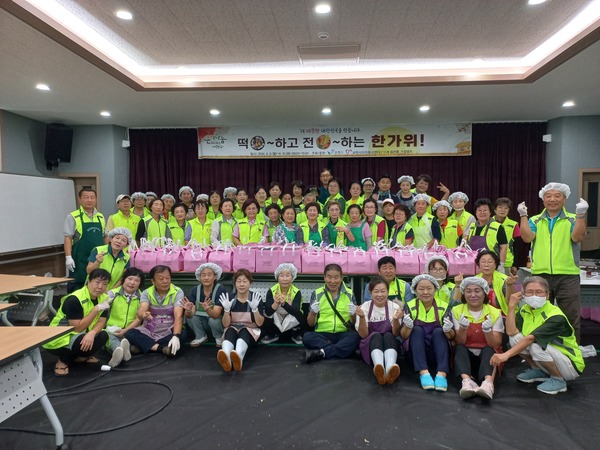㈔보령시자원봉사센터(센터장 임선배)에서는 지난 9일과 10일 2일간 11개 읍면동의 관내 취약계층을 대상으로 한가위 명절음식 나눔봉사를 펼쳤다.