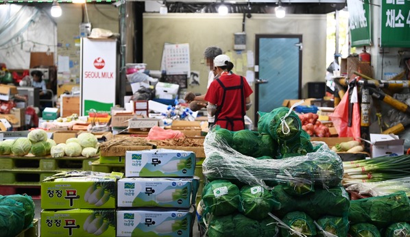 ▲ 지난달 폭염으로 인해 채소류 가격이 급등한 가운데 24일 대전 유성구 노은농수산물도매시장에 채소들이 진열되어 있다. 김주형 기자 kjh2667_@cctoday.co.kr