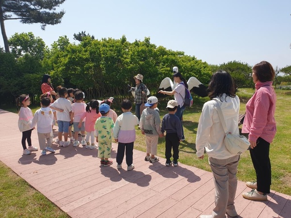 ▲ 서산버드랜드에서 자연환경 해설사의 설명을 듣고 있는 아이들 모습. 서산문화복지센터 제공