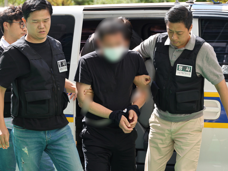 3명의 사망자를 낸 청주 여관 방화사건의 피의자 김모(40대)씨가 23일 오전 구속 전 피의자 심문을 받기 위해 청주지방법원에 들어가고 있다. 2024.9.23 사진=연합뉴스. 