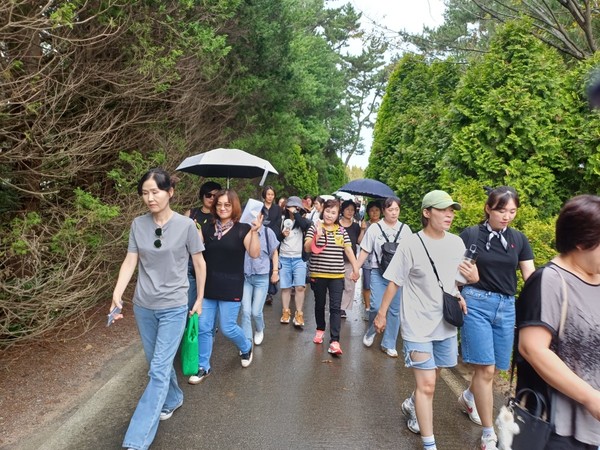 온양노인복지센터 생활지원사 51명은 지난 9월 11일 안면도 청산수목원에서 역량 강화교육을 가졌다.이날 교육에는 홍지우 센터장을 비롯하여 권현숙 사회복지사팀장, 안미애 사회복지사, 전상순 사회복지사도 참석하였는데 여느 때와 달리 실내에서 강사를 초빙하여 교양 및 소양 교육을 받는 형태를 벗어나 바깥바람을 씌면서 자연과 어우러지는 시간을 갖게 됐다.