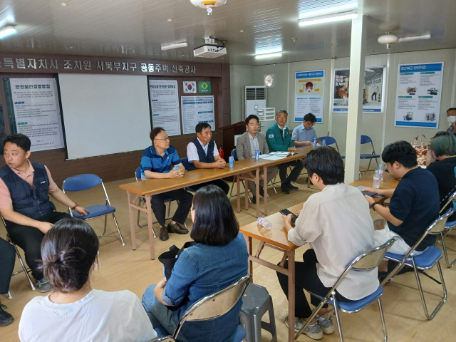 세종시의회 산업건설위원회는 24일 조치원 서북부지구 공동주택 신축 현장에서 하자 민원에 대한 해결 방안 모색을 위해 간담회를 개최했다. 세종시의회 제공