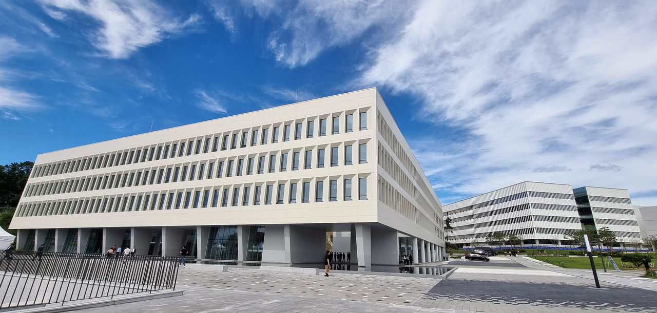 25일 개교한 세종시 집현동 세종공동캠퍼스. 세종공동캠퍼스는 대학과 연구기관이 강의실 등 교사와 도서관, 체육관, 기숙사 등의 시설을 공동으로 이용하고 상호 융합 교육·연구를 하는 신개념 대학으로 현재까지 서울대, 한국개발연구원(KDI), 충남대, 충북대, 한밭대, 고려대, 공주대가 캠퍼스에 입주했다. 2024.9.25 사진=연합뉴스. 