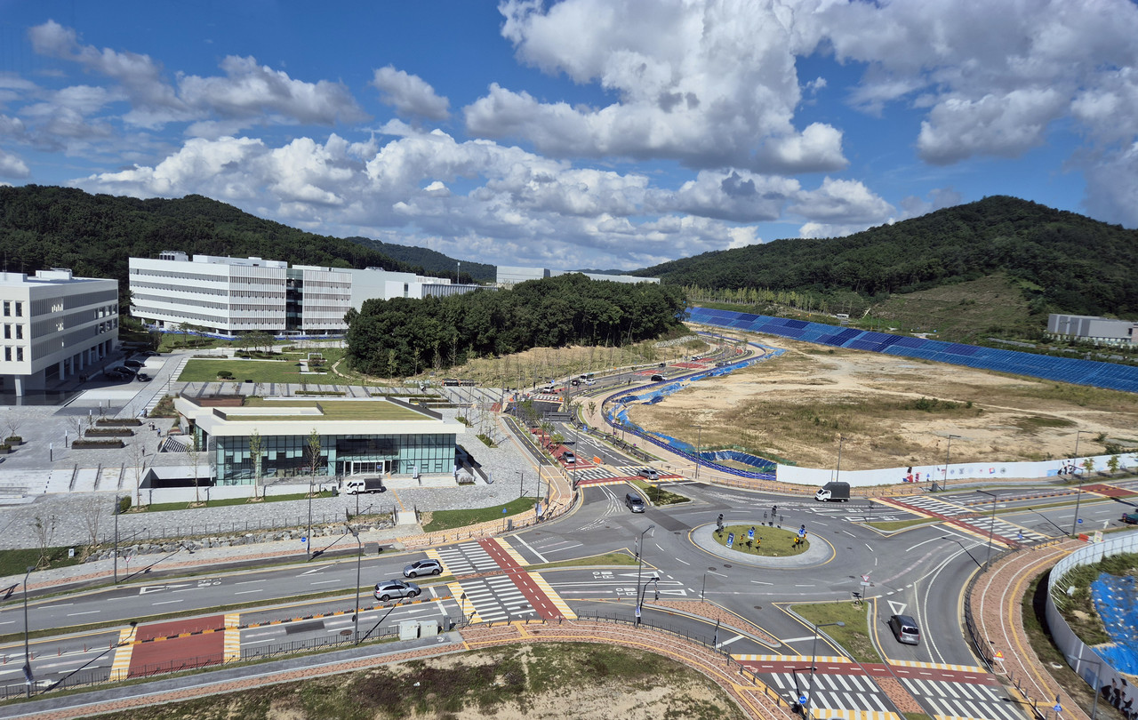 25일 개교한 세종시 집현동 세종공동캠퍼스와 건설 중인 부지 전경. 세종공동캠퍼스는 대학과 연구기관이 강의실 등 교사와 도서관, 체육관, 기숙사 등의 시설을 공동으로 이용하고 상호 융합 교육·연구를 하는 신개념 대학으로 현재까지 서울대, 한국개발연구원(KDI), 충남대, 충북대, 한밭대, 고려대, 공주대가 캠퍼스에 입주했다. 2024.9.25 사진=연합뉴스. 