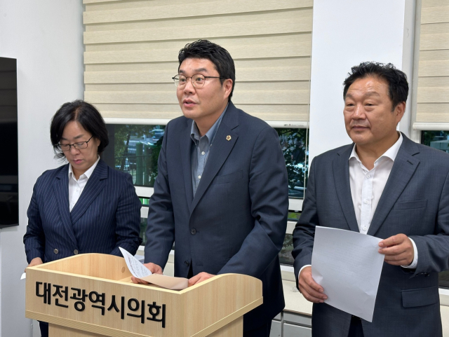 박주화(중구1), 정명국(동구3), 송인석(동구1)(사진 왼쪽부터) 등 의원들은 25일 대전시의회에서 기자회견을 열고 24일 열린 더불어민주당 장철민(대전 동구)·박용갑(대전 중구) 국회의원이 주최한 0시 축제 평가 토론회에 대해 정치적 도구로 활용되고 있다고 강하게 비판했다. 사진=이심건 기자