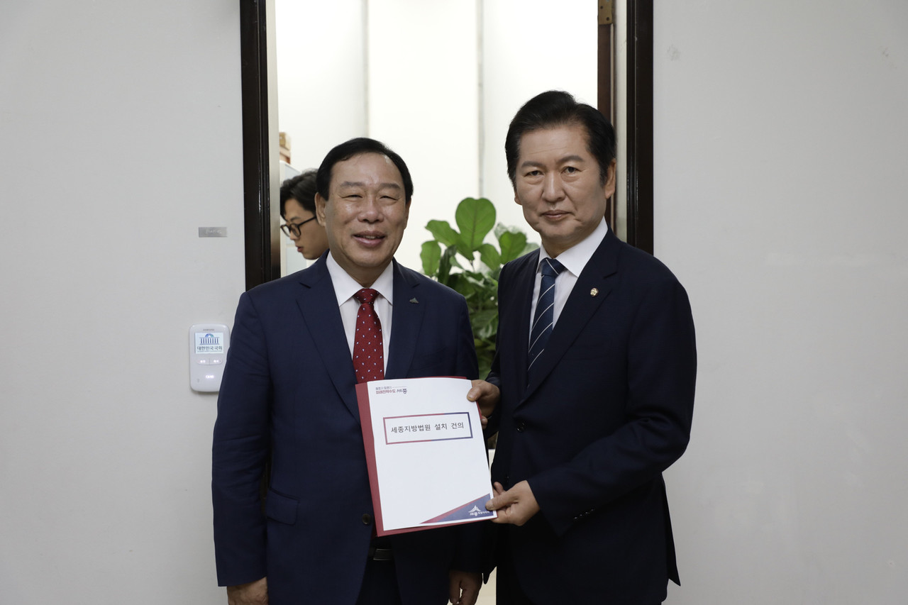 최민호 세종시장이 25일 오전 국회 법제사법위원회를 찾아 정청래 법사위원장을 만나 세종지방법원 설치법 통과를 요청하고 있다. [세종시 제공. 재판매 및 DB 금지]