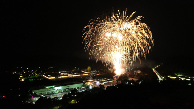 개막식 불꽃놀이. 부여군 제공