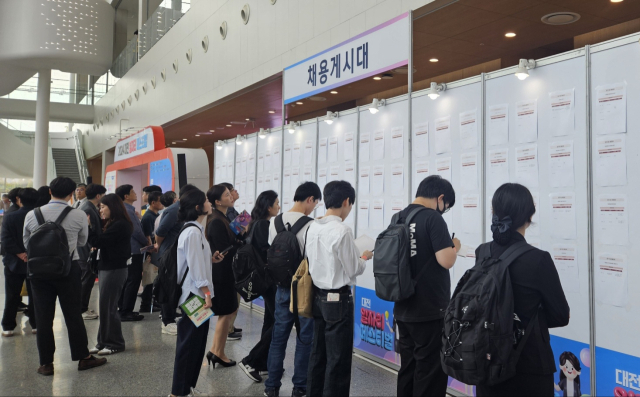 2024 대전일자리페스티벌을 찾은 구직자들이 기업의 채용 계획을 살피고 있다. 사진=김중곤 기자