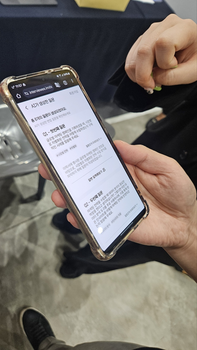 2024 대전일자리페스티벌을 찾은 구직자가 (주)캔디데이트의 면접 예상 질문 생성 서비스를 체험하고 있다. 사진=김중곤 기자