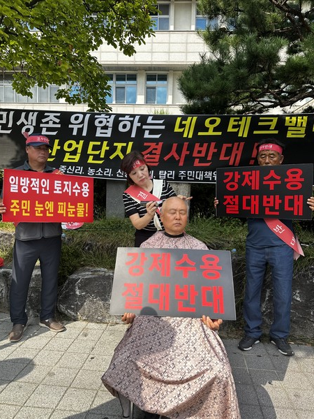 21일 청주시청 브리핑룸에서 '네오테크밸리 산업단지 반대 기자회견'이 진행된 뒤 삭발식을 하고 있다. 송휘헌 기자