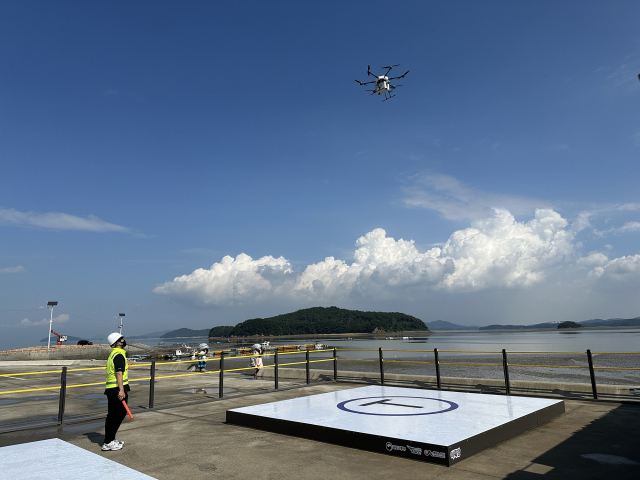 중왕항 드론 배송 거점에서 26일 진행된 드론배송 상용화서비스 시연회. 서산시 제공