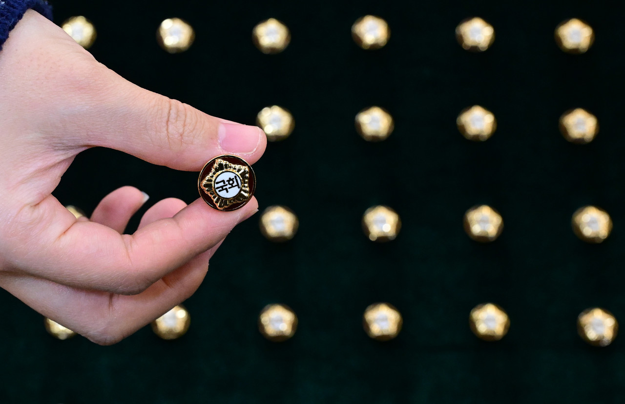 8일 국회 의원회관에서 열린 제22대 국회 개원종합지원실 현판식에서 관계자가 제22대 국회의원들이 착용할 300개의 국회의원 배지를 공개하고 있다. 2024.4.8 [공동취재] 사진=연합뉴스. 