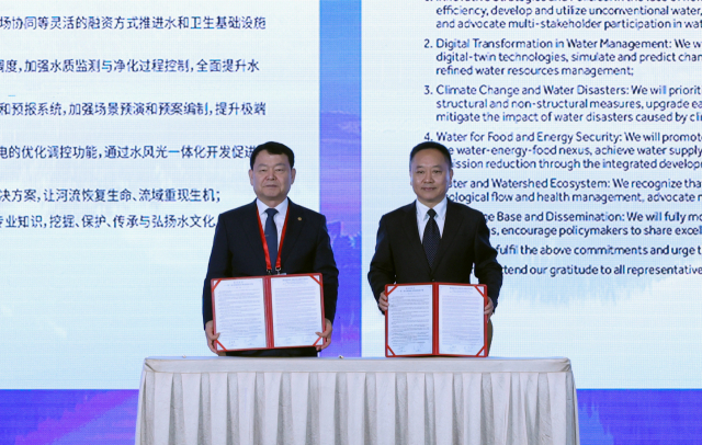 24일 중국 베이징에서 개최된 ‘2024 제3차 아시아국제물주간(Aisa International Water Week)’ 개회식에서 윤석대 한국수자원공사 사장(사진 왼쪽)이 중국 수리부 리궈잉(Li Guoying) 장관(사진 오른쪽)과 함께 ‘아시아에서 세계로 선언문(Asia to World Statement)’을 대표로 서명하고 있다. 한국수자원공사 제공