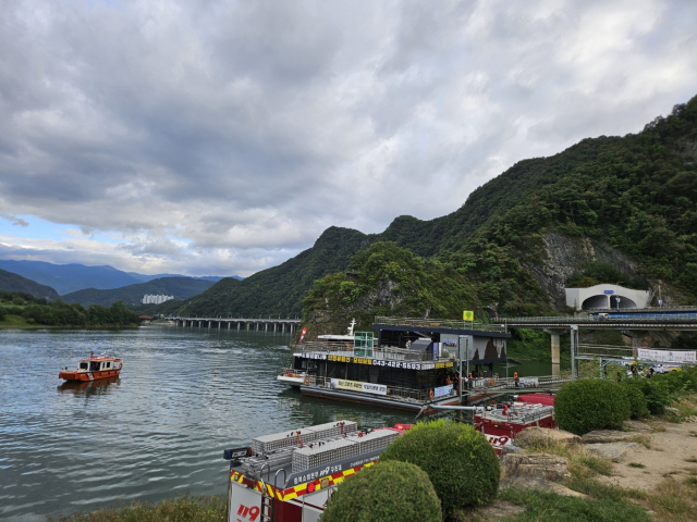 단양 도담삼봉 유원자에서 유람선을 타고 관광하던 관광객들이 다치는 사고가 발생했다. 단양=이상복 기자
