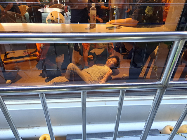 단양 도담삼봉 유원자에서 유람선을 타고 관광하던 관광객들이 다치는 사고가 발생했다. 사진은 넘어져 배에 누워있는 관광객 모습. 단양=이상복 기자