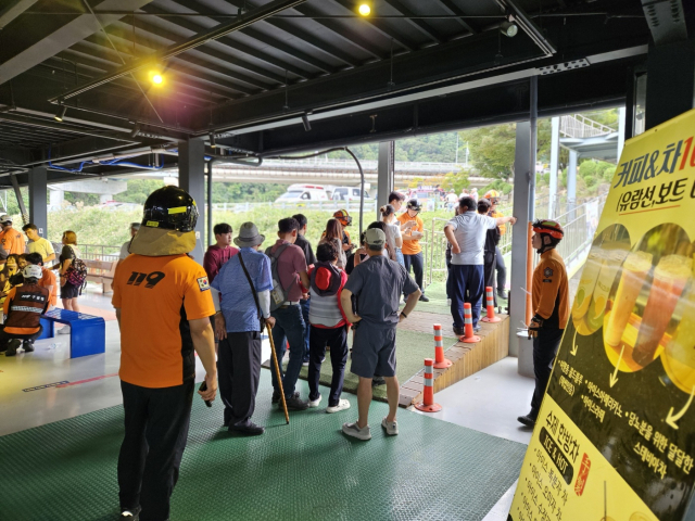 단양 도담삼봉 유원자에서 유람선을 타고 관광하던 관광객들이 다치는 사고가 발생했다. 단양=이상복 기자