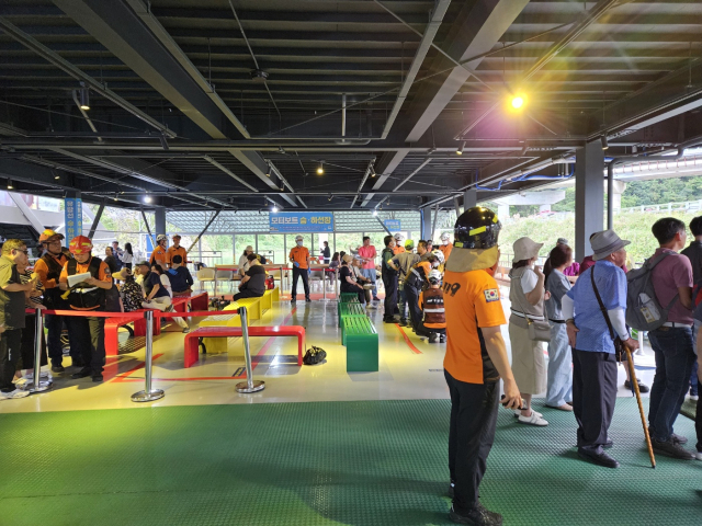 단양 도담삼봉 유원자에서 유람선을 타고 관광하던 관광객들이 다치는 사고가 발생했다. 단양=이상복 기자