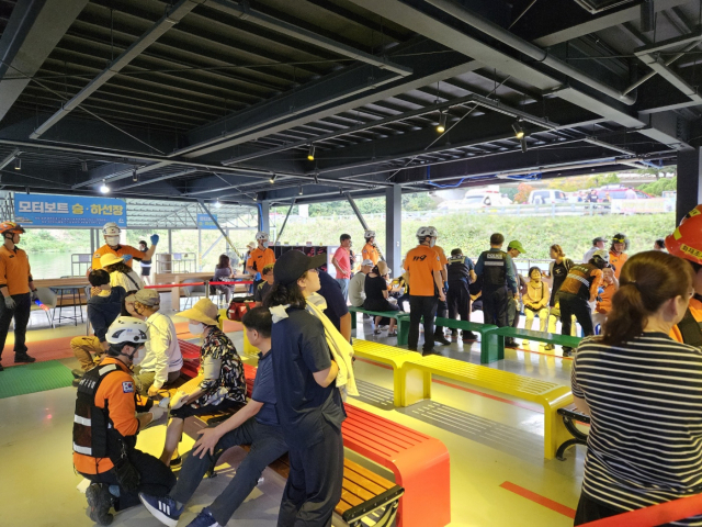 단양 도담삼봉 유원자에서 유람선을 타고 관광하던 관광객들이 다치는 사고가 발생했다. 사진은 유람선에서 다친 관광객들이 이송을 기다리고 있다.단양=이상복 기자