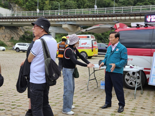 단양 도담삼봉 유원자에서 유람선을 타고 관광하던 관광객들이 다치는 사고가 발생했다. 사진은 김문근 단양군수가 현장을 지휘하며 타박상을 입은 관광객과 이야기를 나누고 있다.단양=이상복 기자
