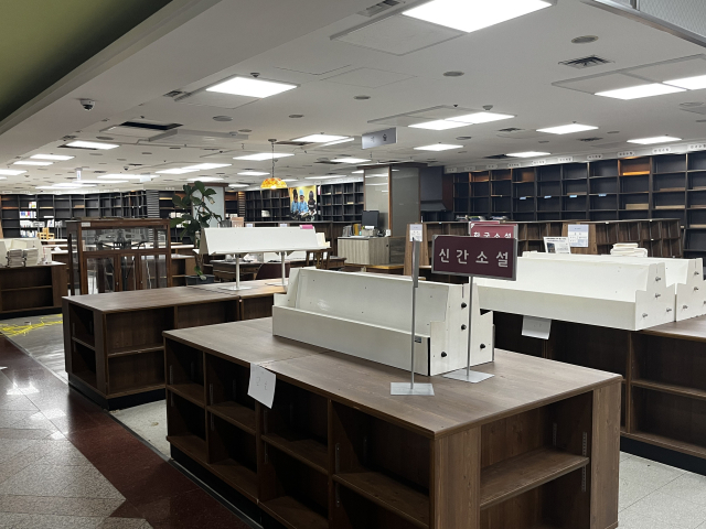 29일 찾은 계룡문고 내부 모습. 텅빈 책장만 가득하다. 사진=조정민 기자