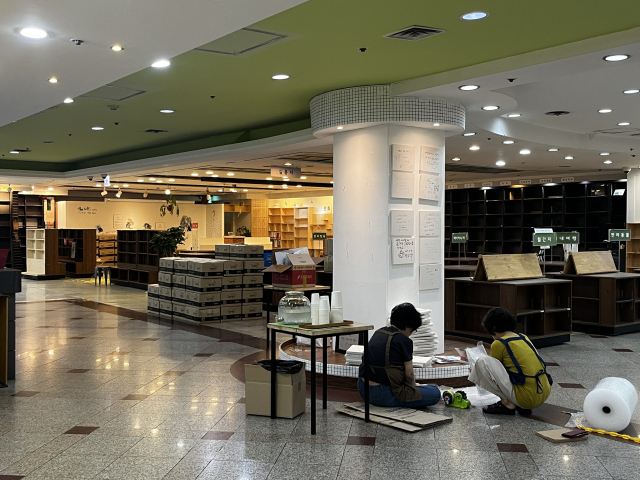 29일 찾은 계룡문고 내부 모습. 일부 직원들이 남아서 책을 정리하고 있다. 사진=조정민 기자