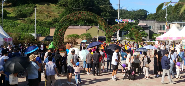 ‘2024 청원생명축제’ 이틀째날 주말을 맞아 축제장이 북적대고 있다. 이번 축제는 ‘도농이 함께 그린(Green) 꿀잼 한마당’을 슬로건으로 다음달 6일까지 충북 청주시 청원구 오창읍 미래지 농촌 테마공원에서 열린다. 이용민 기자