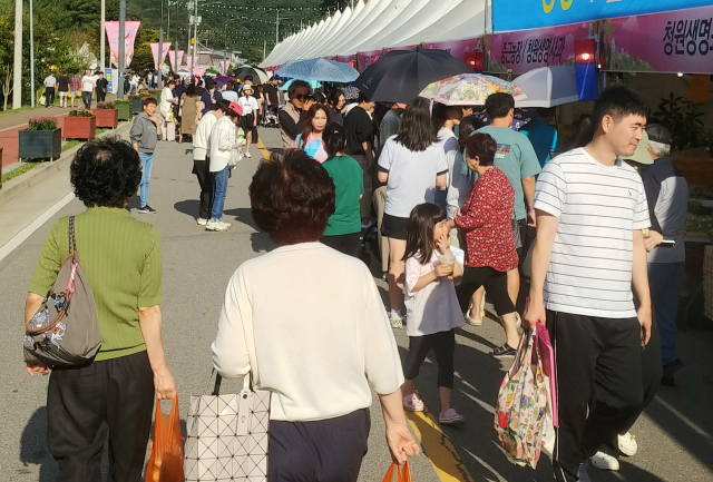 ‘2024 청원생명축제’ 이틀째날 주말을 맞아 축제장이 북적대고 있다. 이번 축제는 ‘도농이 함께 그린(Green) 꿀잼 한마당’을 슬로건으로 다음달 6일까지 충북 청주시 청원구 오창읍 미래지 농촌 테마공원에서 열린다. 이용민 기자
