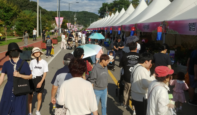 ‘2024 청원생명축제’ 이틀째날 주말을 맞아 축제장이 북적대고 있다. 이번 축제는 ‘도농이 함께 그린(Green) 꿀잼 한마당’을 슬로건으로 다음달 6일까지 충북 청주시 청원구 오창읍 미래지 농촌 테마공원에서 열린다. 이용민 기자