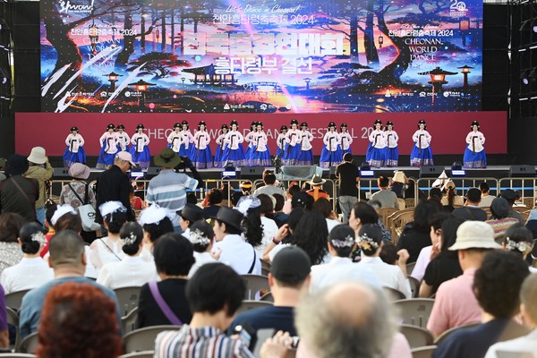 천안흥타령춤축제 2024가 열린 27일 천안종합운동장 흥타령극장에서 전국 춤 경연대회 흥타령부 결선에 참가한 참가자들이 멋진 춤을 선보이고 있다. 김주형 기자 kjh2667_@cctoday.co.kr