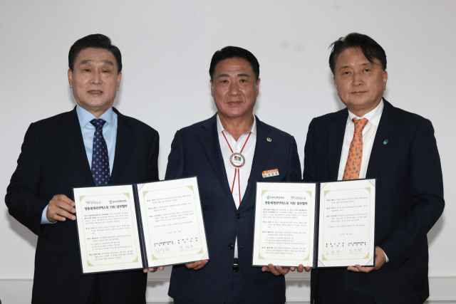 30일 청주시 청남대에서 충북도민회와 2025영동세계국악엑스포조직위원회가 엑스포 성공개최 업무협약을 체결한 가운데 김영환 조직위원장(오른쪽)과 김정구 충북도민회장(왼쪽), 정영철 영동군수(가운데)가 기념촬영을 하고 있다. 충북도 제공