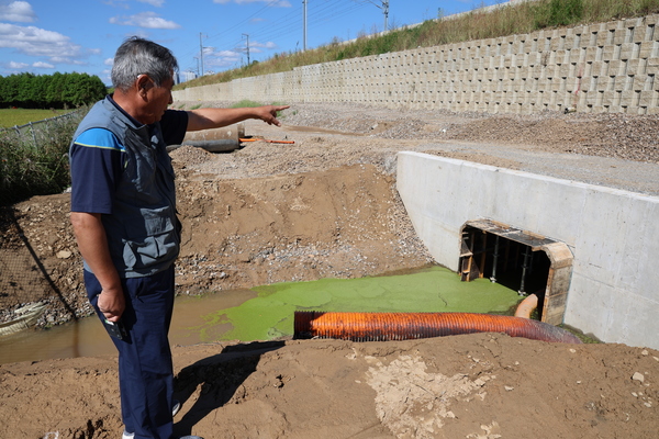 윤호영 청주 궁평3리 이장이 이번 침수피해를 키웠다고 주장하는 농수로를 가리키고 있다.  사진=송휘헌 기자