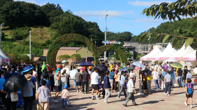 ‘2024 청원생명축제’ 이틀째날 주말을 맞아 축제장이 북적대고 있다.  이용민 기자