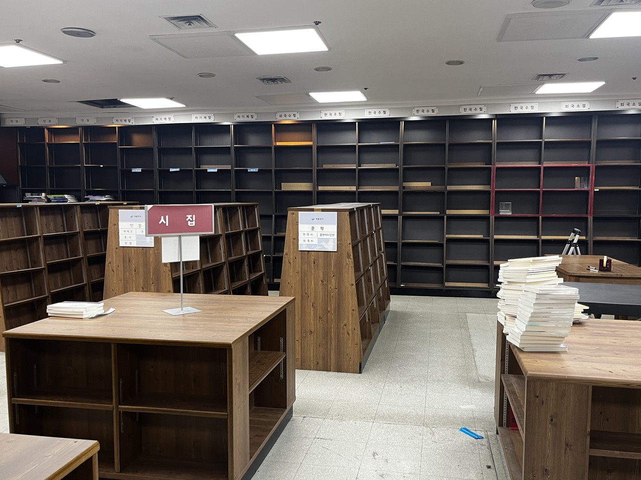 29일 찾은 계룡문고 내부 모습. 텅빈 책장만 가득하다. 사진=조정민 기자 jeongmin@cctoday.co.kr
