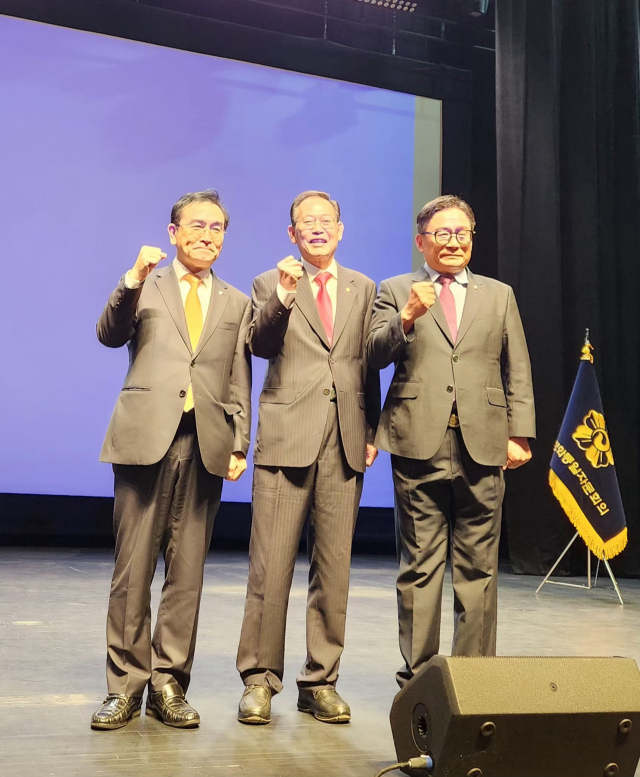 민주평통자문회의 제21기 충남지역회의에서 최운용 공주시 협의회장(가운데)과 충남지역회의 박찬주 부의장이 포즈를 취하고 있다.사진=김익환 기자