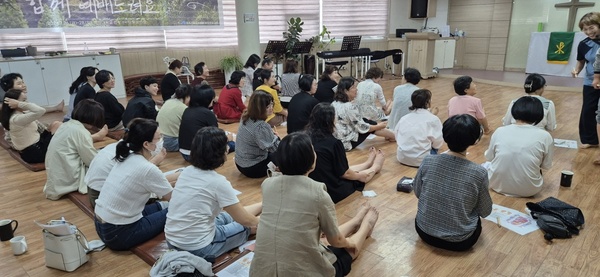 ▲ 온양노인복지센터는 독거노인 생활지원사 33명을 대상으로 건강관리 매니저 양성 교육을 했다.  사진=현영희 명예기자