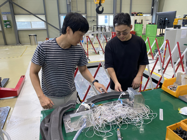 한국기계연구원 부산기계기술연구센터 배승훈 선임연구원(오른쪽)이 개발된 경량화 에어덕트를 살펴보고 있다. 한국기계연구원 제공