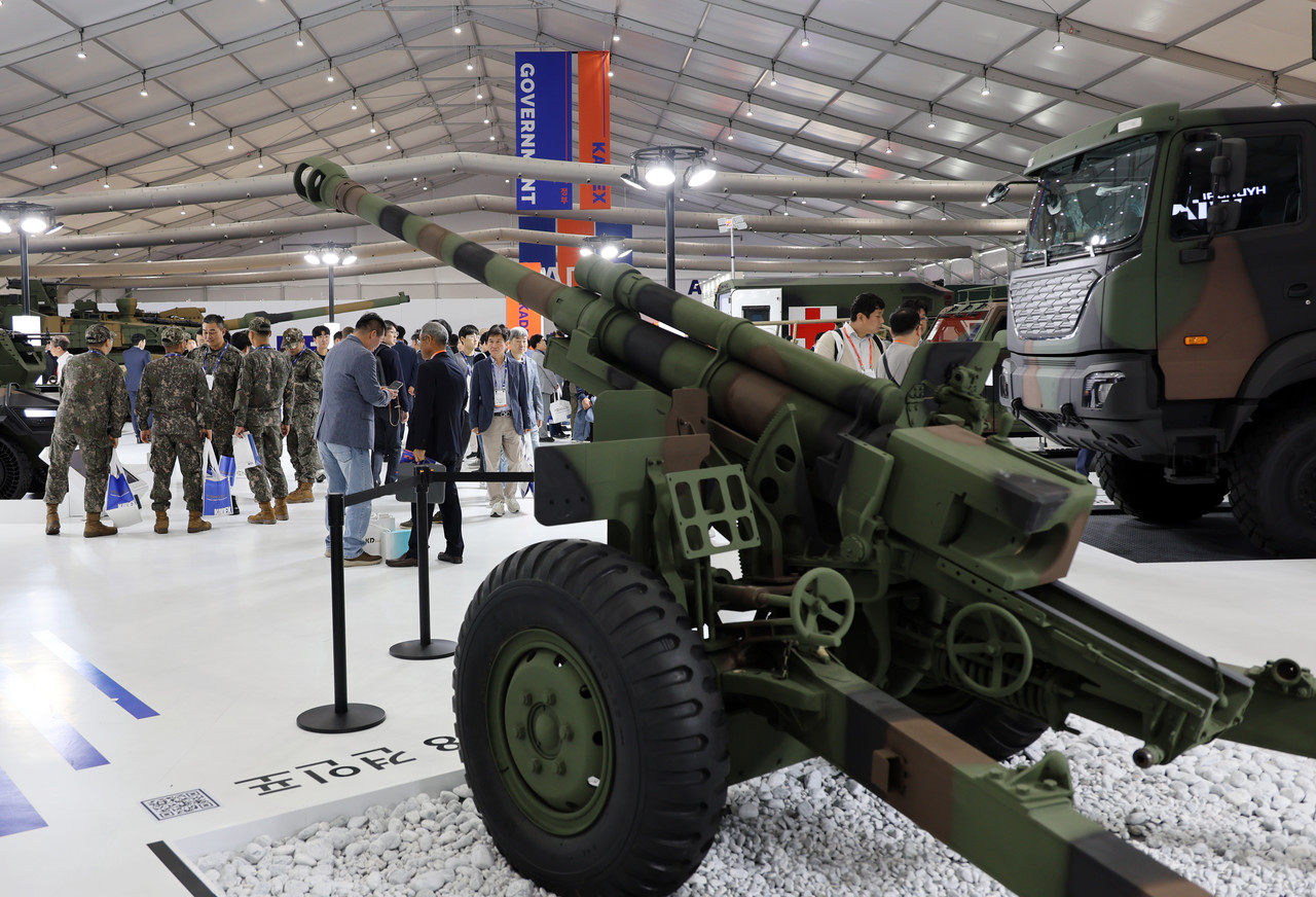 2일 충남 계룡대에서 열린 대한민국 국제방위산업전시회 에서 관람객들이 전시물을 살펴보고 있다. 2024.10.2 사진=연합뉴스. 