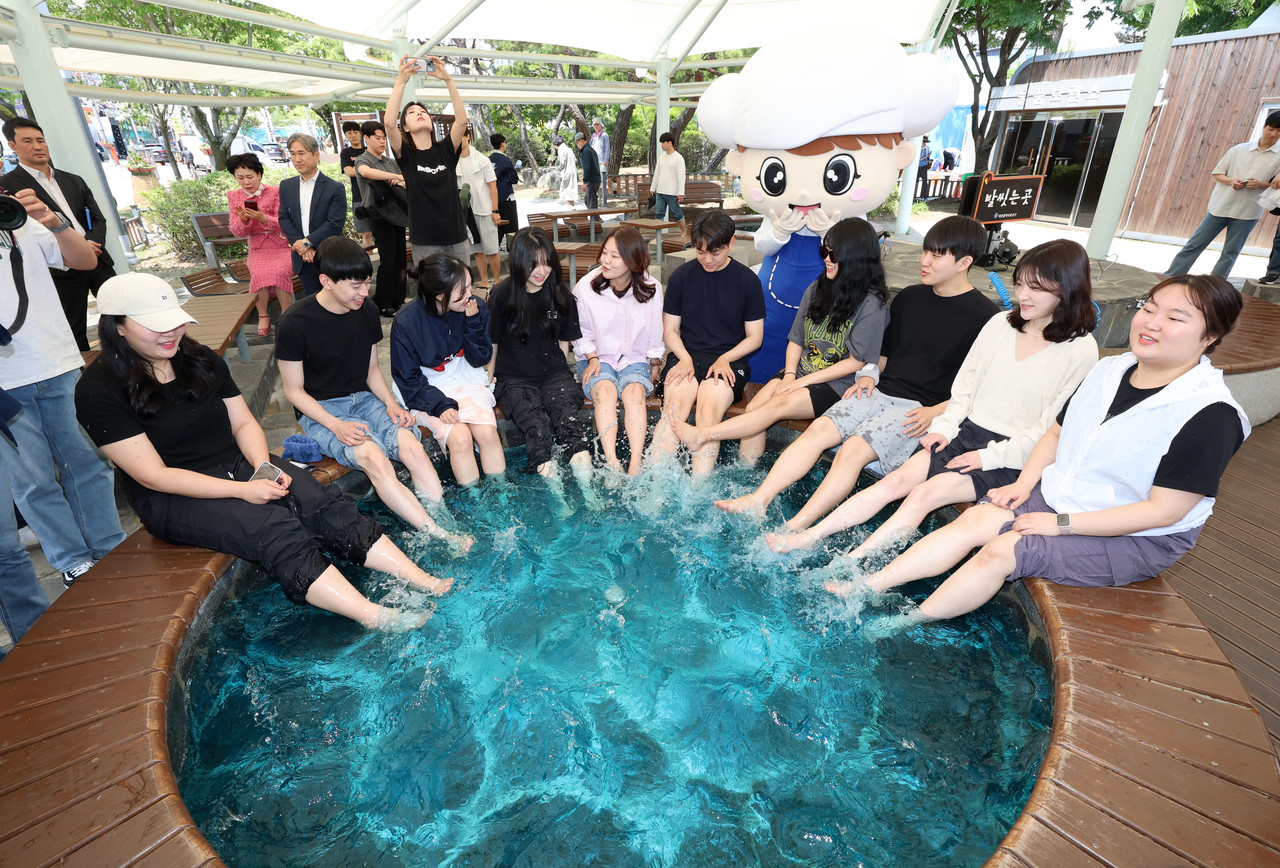 지난 5월 9일 대전 유성구 봉명동 유성온천공원에서 유성구청 관계자들이 야외족욕장에 발을 담그고 있다. 유성구는 오는 10∼12일 온천로 일대에서 유성온천문화축제를 연다. 2024.5.9 사진=연합뉴스. 