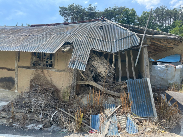 도내 한 농촌지역에 지붕과 외벽이 무너진채 방치돼 있다. 사진=윤경식 기자.