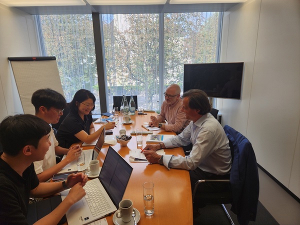 ▲ 공동취재단이 지난 9월 3일 스위스 투르가우주정부 청사에서 마르셀 뢰플레 기업경제과장과 한스루디 위소 경제·노동국 법률담당 과장과 만나 인터뷰를 하고 있다.