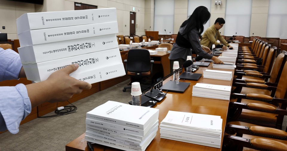 국정감사 시작을 하루 앞둔 6일 국회 행정안전위원회 회의실에서 관계자들이 준비 작업을 하고 있다. 2024.10.6 [공동취재] 사진=연합뉴스,
