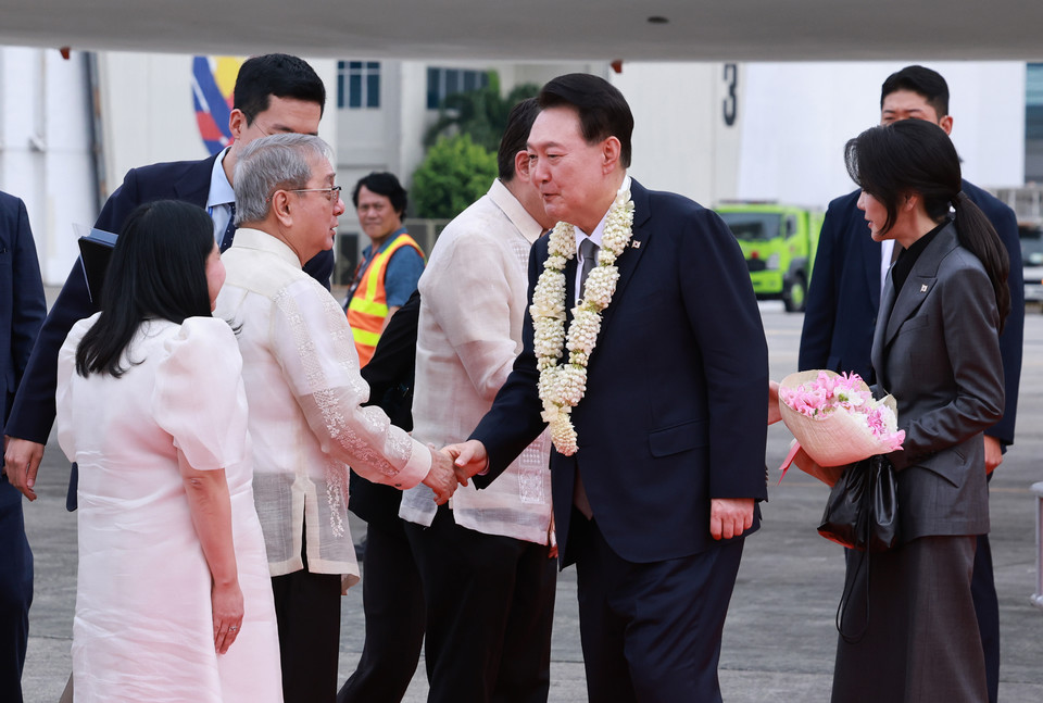 필리핀을 국빈 방문한 윤석열 대통령과 김건희 여사가 6일(현지시간) 필리핀 마닐라 니노이 아키노 국제공항에 도착, 영접 나온 필리핀 측 관계자들과 인사하고 있다. 2024.10.6 사진=연합뉴스.