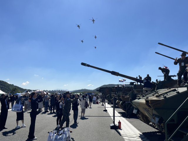 ▲무기장비 전시 및 헬기 기동 모습