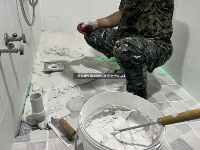 이정범 충북도의회 도의원의 시설 보수 지원으로 충주시남자청소년쉼터 2층 화장실 바닥 타일을 교체하고 있다.사진=충주시남자단기청소년쉼터