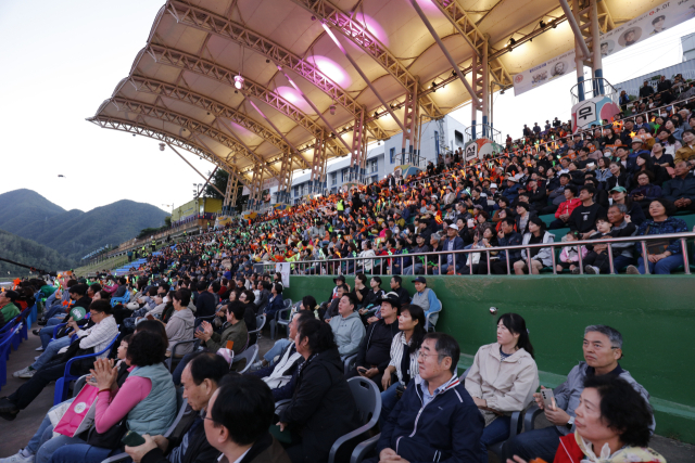 제26회 온달뮨화축제가 전국 관광객과 주민들의 호응 속에서 성황리 마쳤다. 사진은 수천명의 관객들이 축제를 즐기고 있다. 단양군 제공