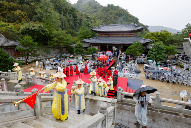 제26회 온달뮨화축제가 전국 관광객과 주민들의 호응 속에서 성황리 마쳤다. 사진은 개막식 모습. 단양군 제공