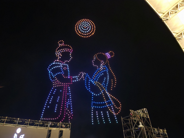 제26회 온달뮨화축제가 전국 관광객과 주민들의 뜨거운 호응 속에 성황리 마쳤다. 사진은 드론 700대가 가을 하늘을 수놓고 있는 모습. 단양=이상복 기자 cho2225@cctoday.co.kr