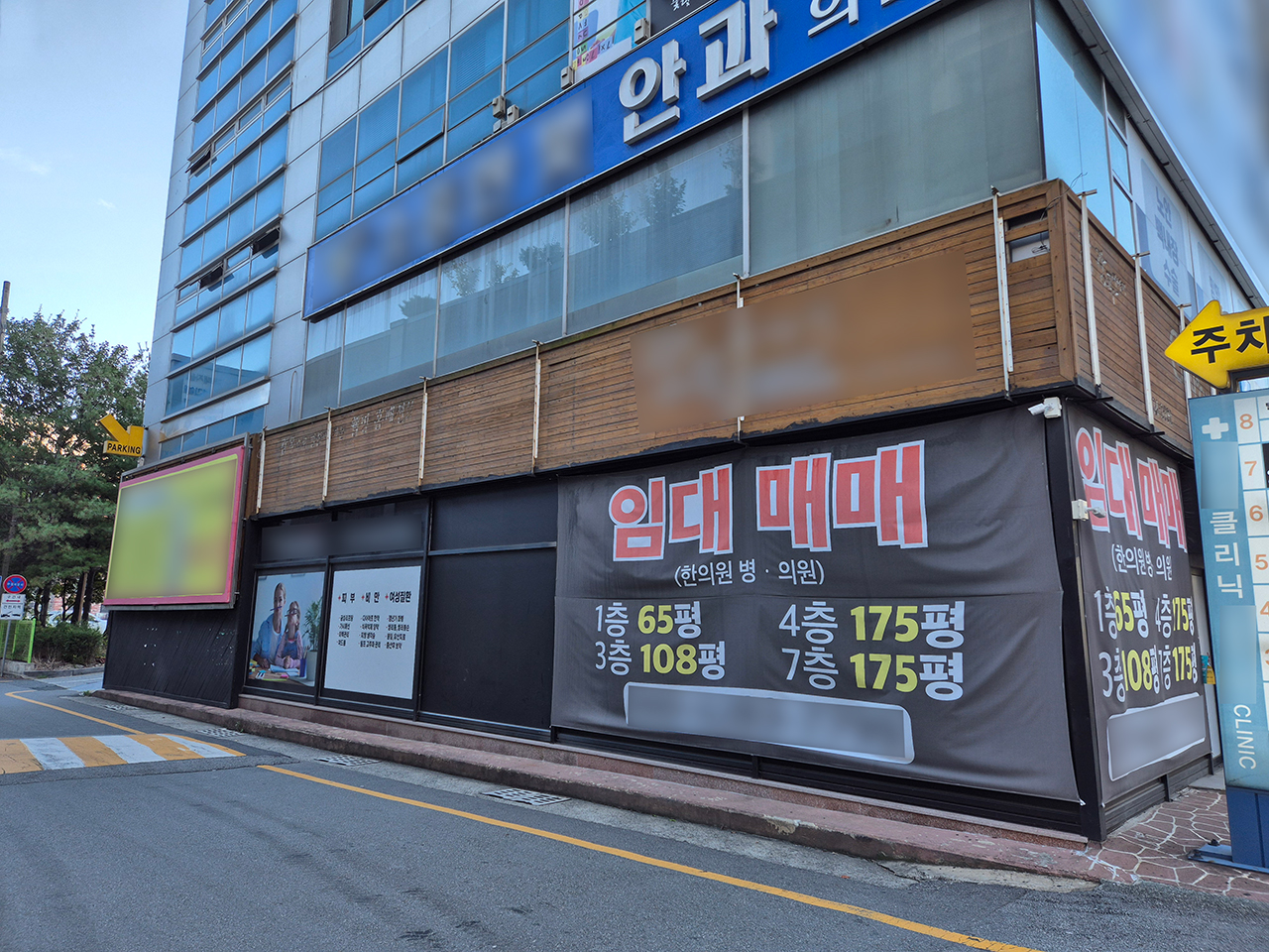 평일 오후 용문동에 위치한 한 건물에 임대 현수막이 크게 걸려있다. 사진=강승구 기자