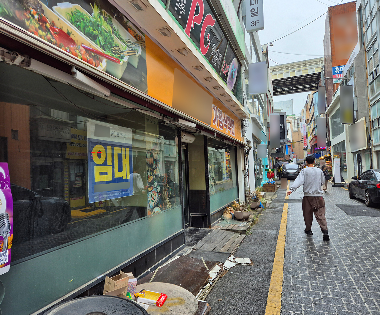 평일 오후 은행동에 위치한 가게에 임대 현수막이 걸려있다. 사진=강승구 기자